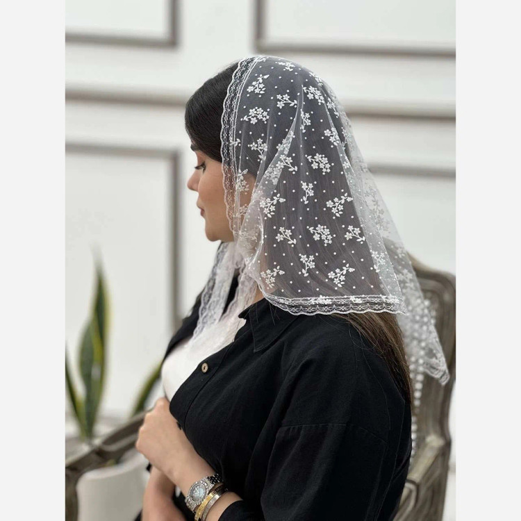 مینی اسکارف مجلسی سفید سه گوش طرح گل شکوفه ای ابعاد 75 در 75 سانتیمتر جنس توری گیپور