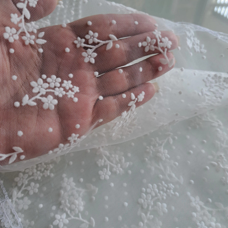مینی اسکارف مجلسی سفید سه گوش طرح گل شکوفه ای ابعاد 75 در 75 سانتیمتر جنس توری گیپور