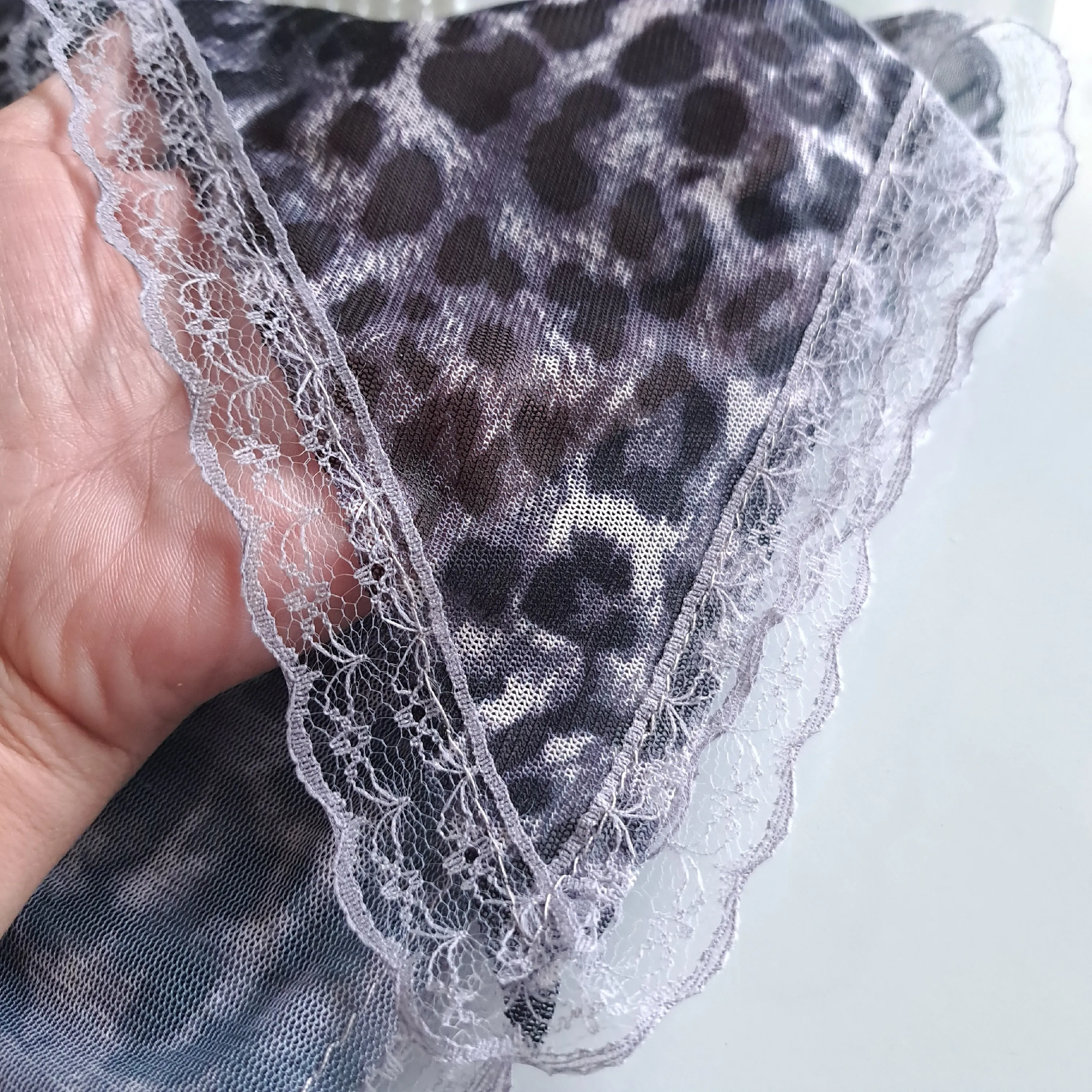 مینی اسکارف سه گوش نخی مشکی و قهوه ای طرح رز و پلنگی