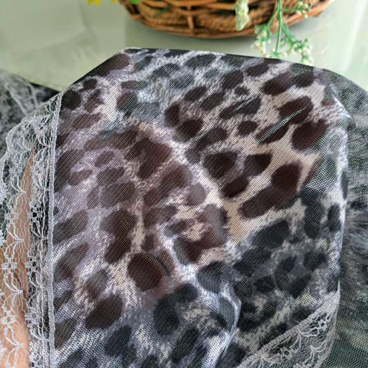 مینی اسکارف سه گوش نخی مشکی و قهوه ای طرح رز و پلنگی