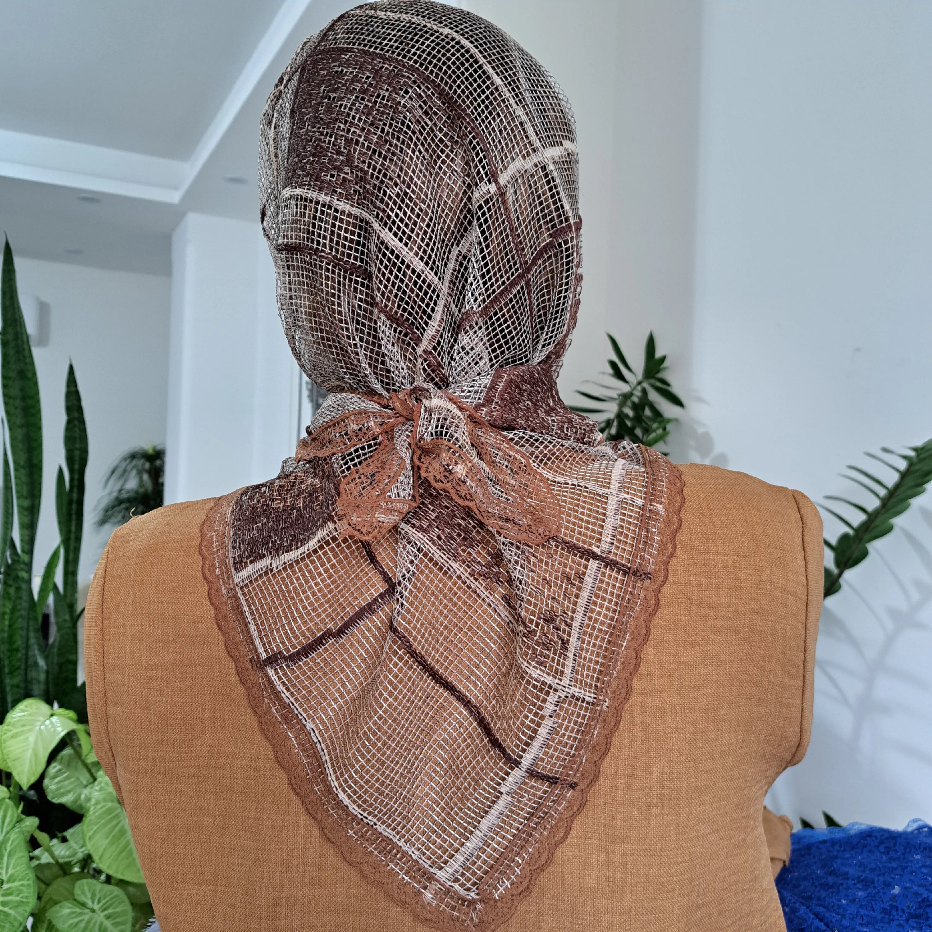 مینی اسکارف سه گوش گیپور کرم قهوه ای ابعاد 70 در 70 سانتی متر