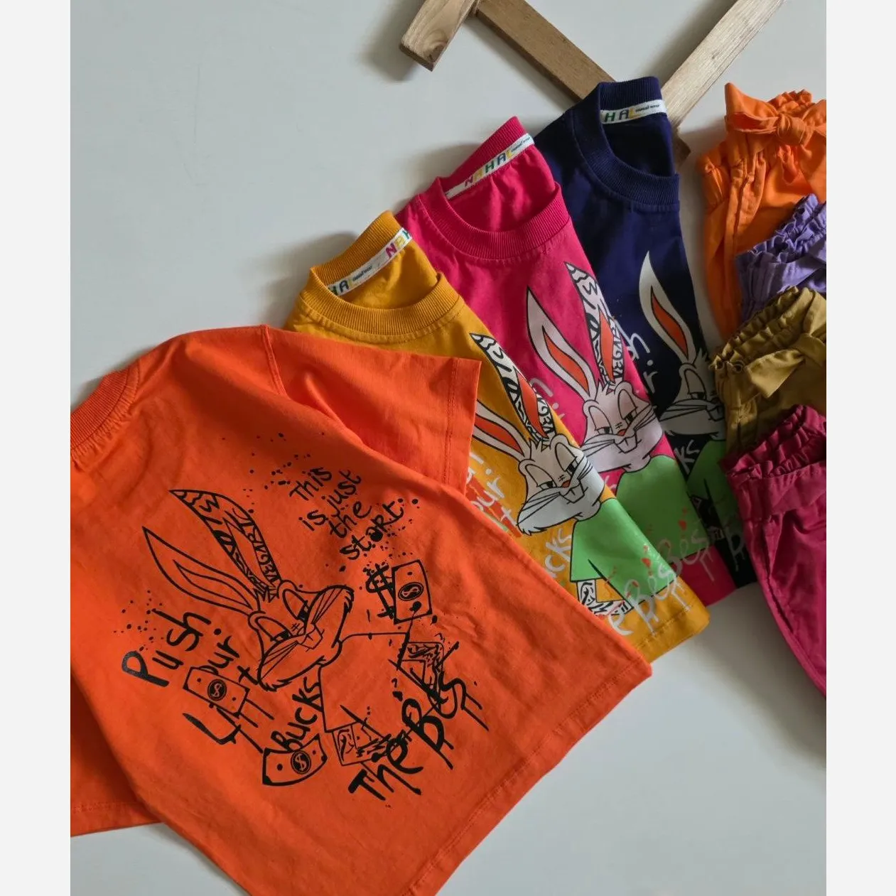 ست بلوز و شلوارک دخترانه طرح خرگوش مناسب 2 تا 9 سال جنس نخ پنبه و کتان